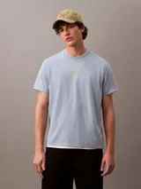 Remera de manga corta celeste con logo Calvin Klein Jeans bordado en amarillo en el centro del pecho.