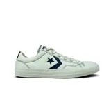 Championes Converse modelo Star Player Ox, de corte bajo, confeccionados en lona color crema con detalles en azul marino, incluyendo el logo de estrella y chevrón característico en el lateral.