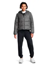 Campera puffer Under Armour con capucha, confeccionada en nailon resistente con tecnología repelente al agua. Presenta aislamiento sintético, cierre frontal completo, bolsillos laterales y puños elásticos.