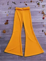 Pantalón oxford rojo de crepé, tiro alto con presillas y cinturón con hebilla metálica circular.