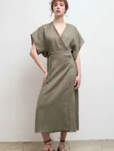 Kimono largo tipo vestido cruzado, confeccionado en lino color azul marino, con mangas cortas amplias y lazo ajustable en la cintura.