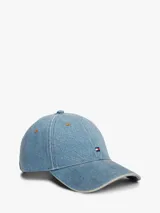 Gorra de béisbol de denim celeste con diseño de seis paneles, costuras a contraste, ojales bordados, visera curva y logo bordado de Tommy Hilfiger en el frente.