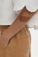 Pantalón azul de corte ancho y relajado, con tiro alto y bolsillos laterales.