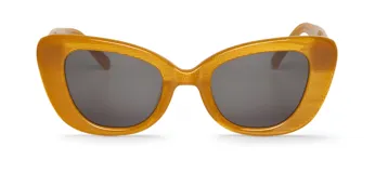 Lentes de sol Mr Boho modelo Caparica, color miel con textura y lentes grises.