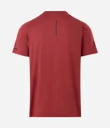 Remera deportiva de hombre en color rojo oscuro, con mangas cortas, cuello redondo y detalle de líneas negras en la manga. Confeccionada en poliéster con tecnología dry fit.