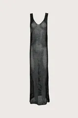 Vestido largo de red color negro, con escote en V y breteles finos.