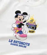Remera crop de manga corta color blanco hueso, confeccionada en algodón con elastano. Presenta un estampado frontal de Minnie Mouse con gafas de sol, patines y un boombox, con la frase "La ratoncita quiere bailar".