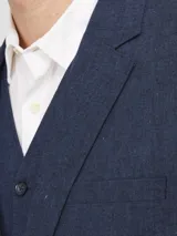 Blazer azul marino de corte entallado, con cierre de dos botones y solapa.