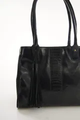 Bolso tote de cuero genuino color bordó con asas largas para hombro. Presenta una franja central con textura de cocodrilo y un adorno lateral de flecos.