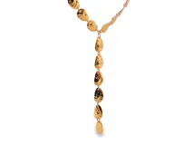 Collar de metal dorado con eslabones en forma de pétalo con acabado martillado y diseño en silueta en Y.
