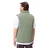 Chaleco acolchado reversible de la marca Rusty, confeccionado en nylon y ripstop. Presenta cierre frontal completo, cuello alto y bolsillos laterales con cierre.