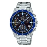 Reloj cronógrafo Casio Edifice con caja y brazalete de acero inoxidable plateado. Presenta una esfera negra con indicadores y agujas en azul y blanco, bisel exterior azul con escala taquimétrica. Posee tres subesferas para funciones de cronómetro y un indicador de fecha.