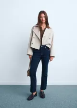 Jeans de tiro medio con diseño crop y corte flare. Presentan cinco bolsillos, cierre de cremallera con botón, trabillas en la cintura y bajo deshilachado.