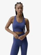 Top deportivo crop seamless de sujeción media, confeccionado en tejido Air_Feel con tecnología 3D. Presenta diseño con calados decorativos, espalda atlética y copas extraíbles.