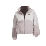 Campera deportiva Under Armour Rival Woven para mujer, color gris y blanco, con cierre frontal, cuello alto y logo en el pecho.