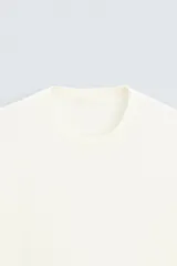 Camiseta de manga corta color amarillo pálido, con cuello redondo acanalado y corte relajado.