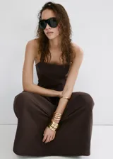 Vestido midi de 100% algodón con textura de bámbula, color marrón, con escote cuadrado, tirantes anchos y falda con caída amplia.