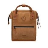 Mochila Cabaia modelo Adventurer Dubaï Ric, color marrón acanalado con detalles en cuero sintético marrón. Tiene sistema MOLLE, compartimento acolchado para tablet o PC, correa para sujetar a la maleta y tirantes acolchados antitranspirantes.