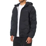 Campera puffer negra con capucha, confeccionada en poliéster con relleno reciclado. Presenta un diseño acolchado con costuras curvas, cierre frontal con cremallera y bolsillos delanteros.