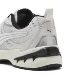 Championes Puma Milenio Tech 2000, diseño de estilo retro-running con base de malla transpirable y superposiciones sintéticas. Presenta una entresuela amortiguada con detalles en negro y suela de goma resistente.