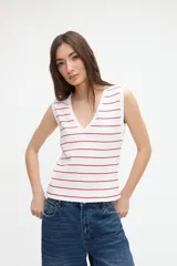 Musculosa de rib en color blanco con finas rayas horizontales marrones, escote en V y calce ajustado.