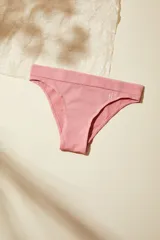 Bombacha de bikini color rosa, de microfibra sin costuras y tiro bajo.