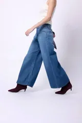 Pantalón de jean estilo wide leg, de tiro medio y corte holgado, confeccionado en denim de algodón.