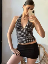 Minifalda negra de tejido texturizado con cintura baja.