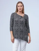 Blusa de seda fría texturada, marca Ruby Rd. Cuello a la base con aplique de aro metálico y terminación de ruedo asimétrico.