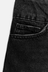 Falda pantalón de tiro medio confeccionada en tejido denim, con diseño de cinco bolsillos y cierre frontal con cremallera y botones.