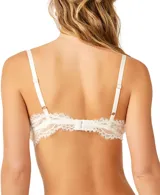 Bralette de diseño triangular confeccionado en tela suave, con detalles de encaje transparente y ribete de pestañas en los bordes.