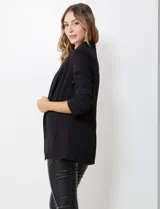Blazer blanco de crepe, marca BBJ, con cuello solapa, bolsillos delanteros y mangas tres cuartos con frunce. Cuenta con forro interno y diseño abierto al frente.