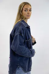Camisa marrón con cuello camisero, cierre frontal con botones, mangas largas y bolsillos plaqué con solapa en el pecho.