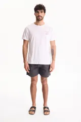 Remera blanca de manga corta de algodón, con estampado pequeño en el pecho que dice 'The sound of Summer' junto a un gráfico de un casete.