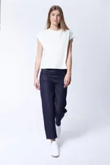 Pantalón de jean de corte recto color azul oscuro.