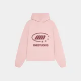 Hoodie de corte oversize color rosado con capucha, manga larga y estampa frontal del logo de la marca en tono marrón.
