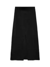 Pollera maxi tejida de tiro alto, color negro con destellos plateados, con cintura elastizada y tajo delantero central.