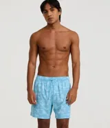 Bermuda de baño masculina de microfibra, color celeste claro, con estampado repetitivo en blanco de palmeras y paisaje tropical. Presenta cintura elástica con cordón ajustable blanco y bolsillos laterales.