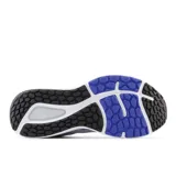 Championes de running New Balance modelo Fresh Foam 680v7, color gris con detalles en negro y azul.