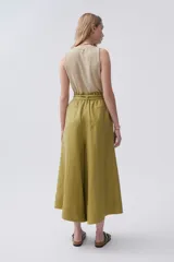 Pantalón palazzo blanco de lino con lazo en la cintura.