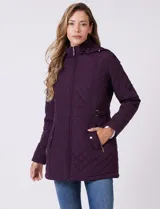 Campera capitoneada color violeta oscuro, con diseño de rombos en el cuerpo y mangas, y costuras diagonales en los laterales. Presenta un panel entallado en la cintura, cierre frontal completo y capucha desmontable con forro suave. Incluye bolsillos laterales con cierre y detalles metálicos.