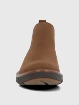 Bota tipo Chelsea de cuero color marrón, con paneles elásticos laterales y suela tecnológica Spinal Flex de EVA y goma para mayor amortiguación y soporte.