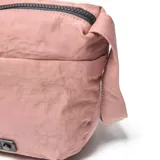 Bandolera grande color rosado confeccionada en textil nylon con acabado exterior con textura crinkle. Cuenta con cierre doble frontal, compartimento interior, herrajes de metal negro mate y correa ajustable y desmontable. Presenta un aplique rectangular negro con el logo de la marca grabado en el frente.