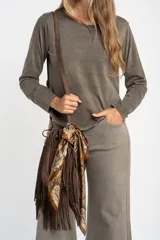 Remera de algodón lavado con corte oversize, cuello redondo y mangas largas.