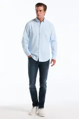 Pantalón de denim azul oscuro, de corte slim y diseño clásico de cinco bolsillos.