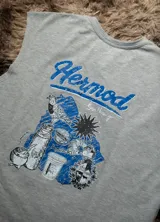 Musculosa sin mangas color gris melange, con cuello redondo y corte amplio. Presenta un estampado central de un sol estilizado en color azul con la palabra "Hermod" debajo.
