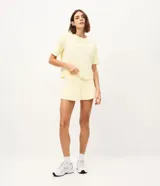 Remera deportiva Get Over de corte boxy y cuello redondo, confeccionada en microfibra liviana de poliamida y elastano. Presenta mangas cortas alargadas y una estampa lettering con la inscripción "Athleisure Collective" en el pecho.