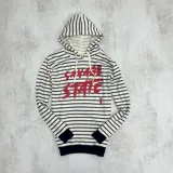 Canguro rústico a rayas horizontales blancas y negras, con capucha y cordones blancos. Estampado frontal con la frase "Savage State" en rojo.