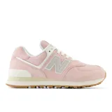 Championes New Balance 574 de gamuza rosa con detalles en blanco y suela de goma marrón.
