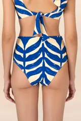 Calzón de bikini de talle alto con estampado de hojas azules y blancas.